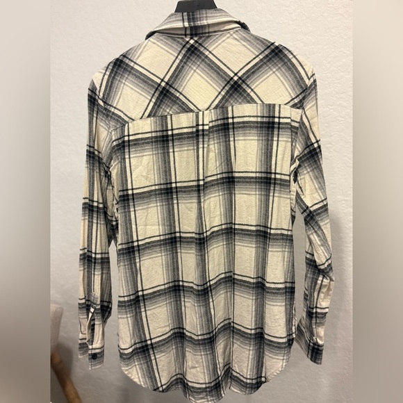 GAP Med Plaid Button-Down Shirt - Picture 3 of 4